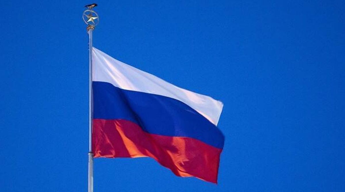 Мужчины махали российскими флагами в Эстонии. Их попросили покинуть страну