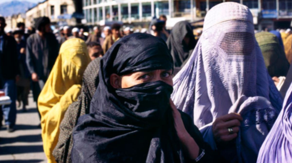 Женский митинг за право на образование талибы разогнали выстрелами