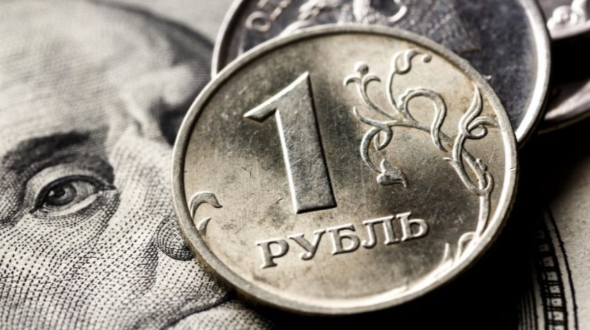 Эксперты рассказали, будет ли падать российский рубль