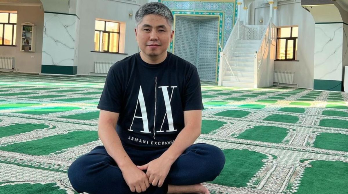 Адамбай дал совет по исламу, надев футболку ЛГБТ-дизайнера