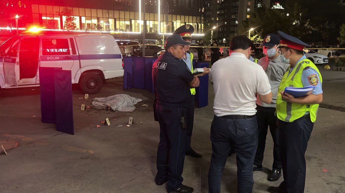 В Алматы девушка сбросилась с многоэтажки