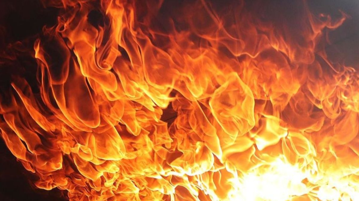 Уничтожено два жилых дома: в ЗКО восемь часов тушили пожар