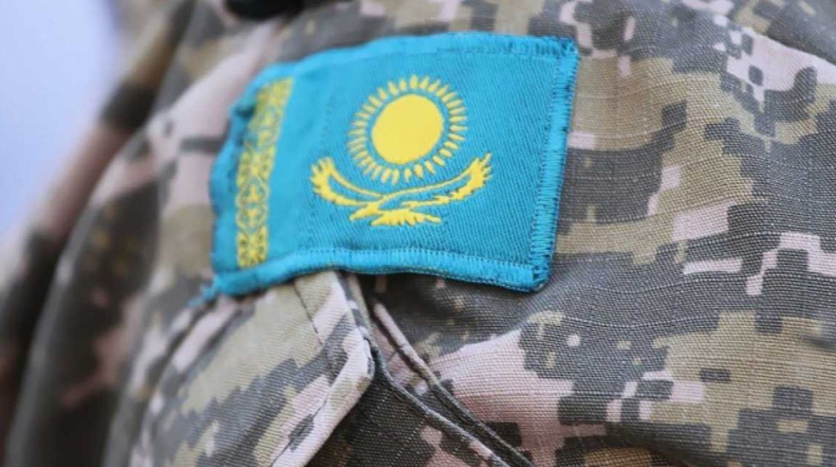В Алматы солдат выстрелил сам в себя из пистолета