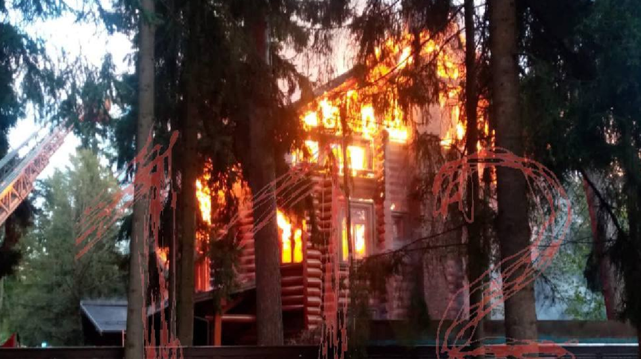 В Подмосковье горит элитный трехэтажный особняк. Видео