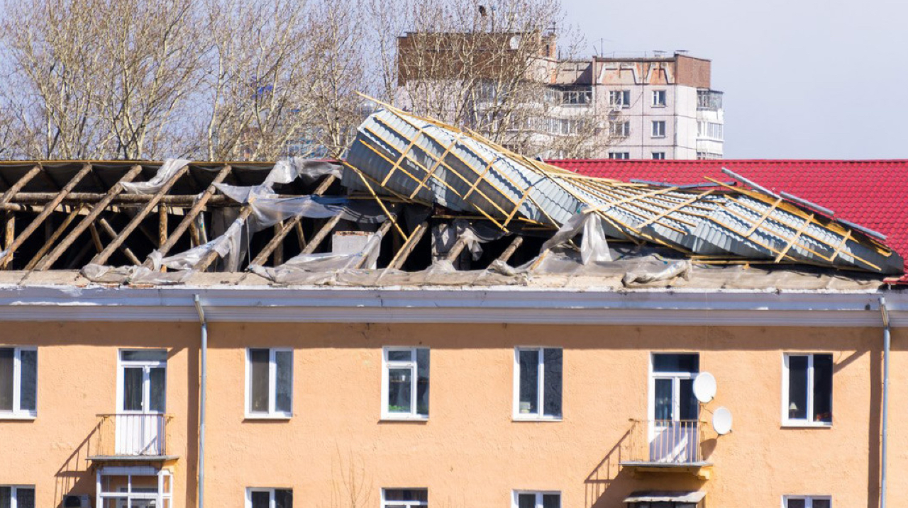 Сильный ветер оставил дом без крыши в Тоболе