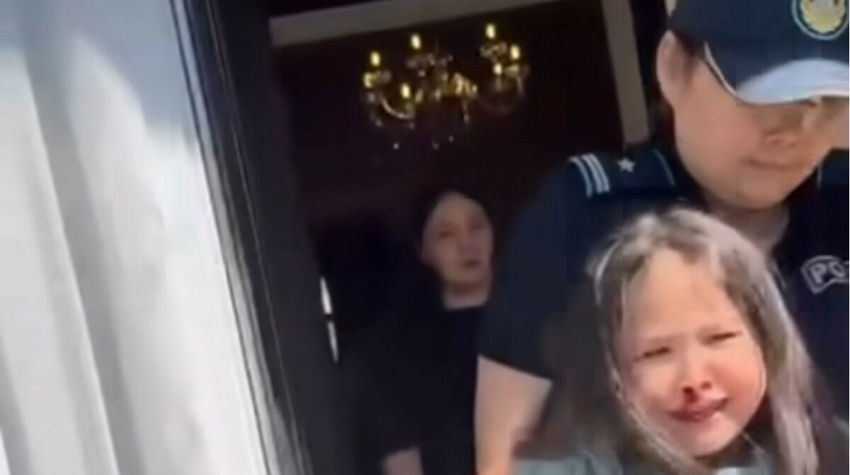 Родной брат акима Шымкента насильно выселил экс-супругу и детей из дома