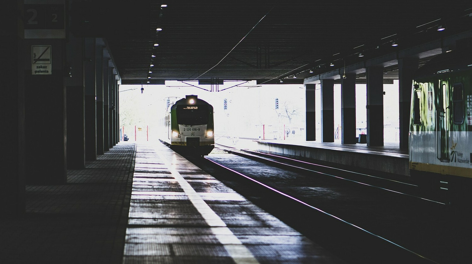 Вокзал эстетика. Темный вокзал. Арты вокзал. Страшный вокзал. Пустая жд станция.