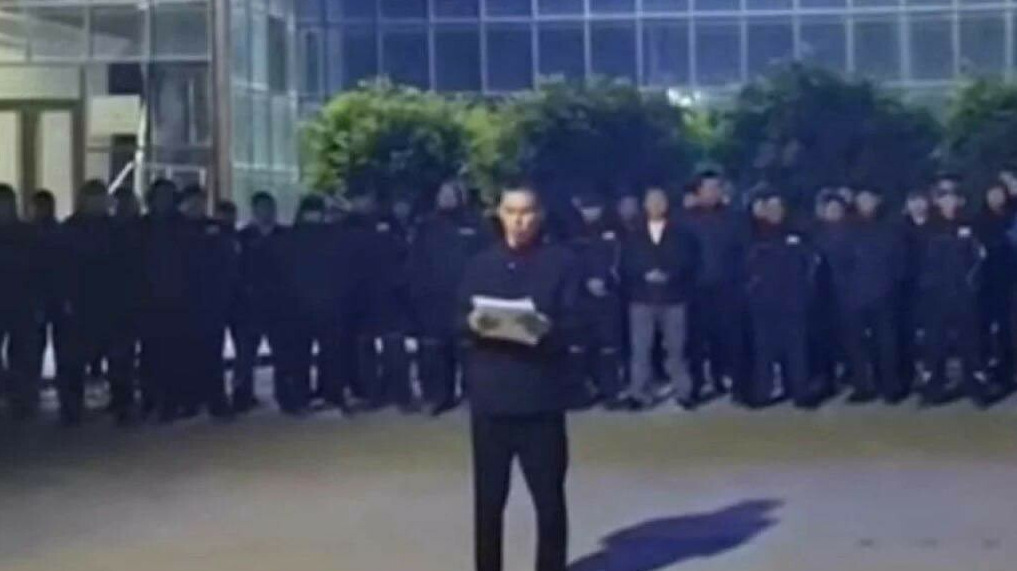 Әдемі қыз есекке сиып кетеді