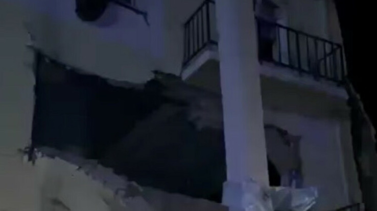 Автобустағы қыздың қолын сипап жатқан видео