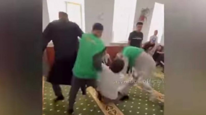 Мужчину силой вывели из мечети в Атырау за неуважительное поведение