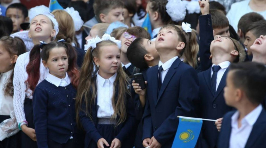 Шары и голубей запретили на школьных линейках в Казахстане. Почему?