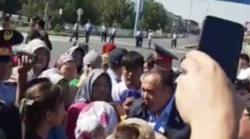 Забастовку работников рынка в Жетысае прекратил депутат: что он им пообещал