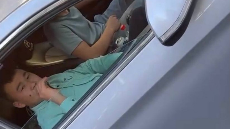 В центре Алматы трое мужчин похитили девушку на глазах у очевидцев