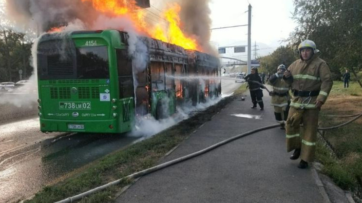 В Алматы сгорел пассажирский автобус