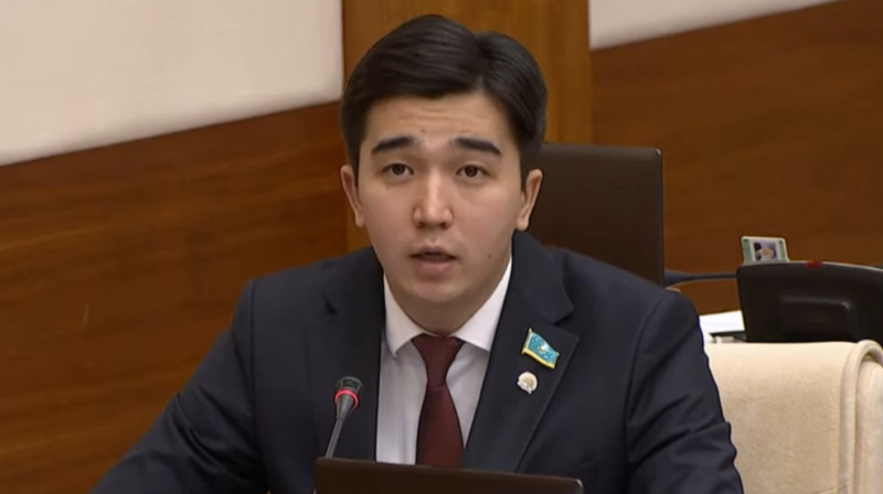 Мади Ахметов проголосовал за исключение Дня первого президента из списка госпраздников 