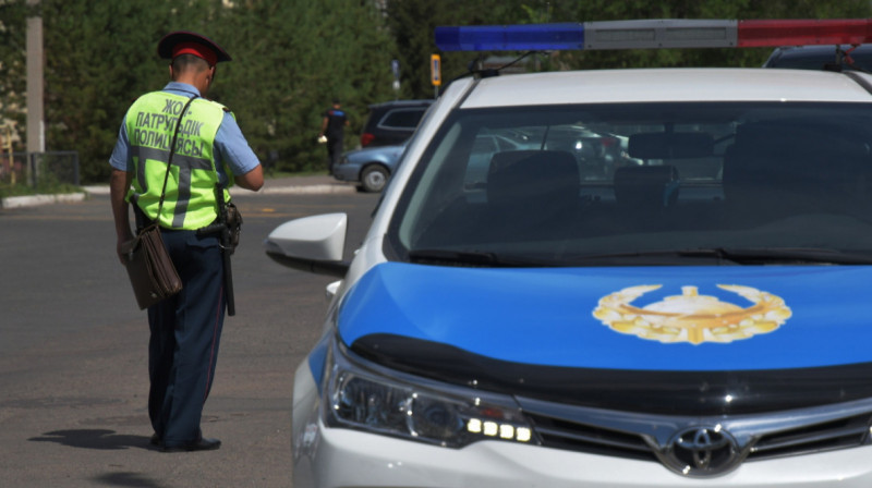 В Алматы задержали точную копию полицейского автомобиля