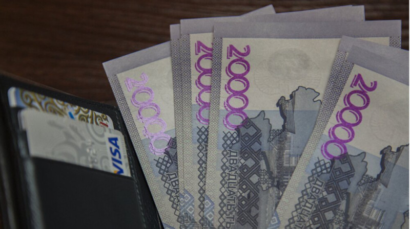 Казахстанцы попросили Токаева вдвое поднять минимальную зарплату