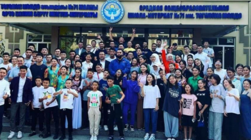 Казахстанский певец Jah Khalib посетил школу для сирот в Бишкеке