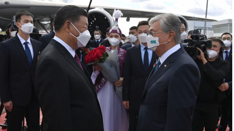 Си Цзиньпин впервые за два года покинул Китай и прилетел в Казахстан