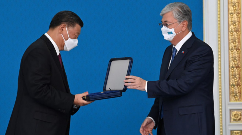 Токаев наградил Си Цзиньпина высшей государственной наградой в Казахстане