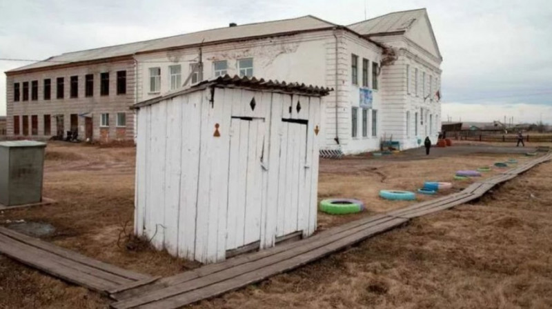 В Туркестанской области отрицают проблему с уличными туалетами в школах