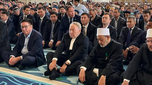 Последняя молитва в Нур-Султане: Назарбаева заметили в новой мечети