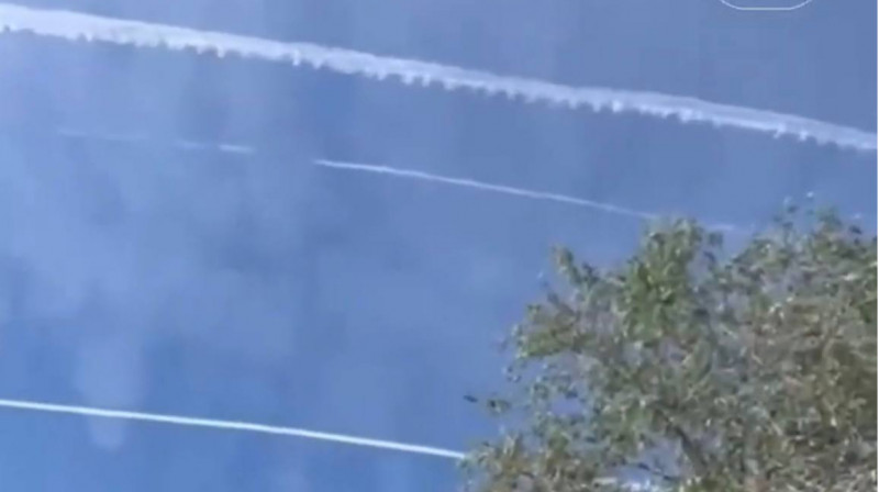 Следы от "российских ракет" в небе напугали жителей Атырау. Мы выяснили, что это было