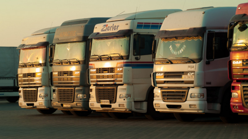 Как в России возмущены тем, что Казахстан задерживает их грузовики и не помогает обходить санкции
