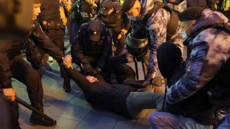 В России полиция задерживала даже тех митингующих, кто поддерживал мобилизацию
