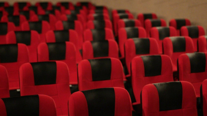 Кинотеатр в Уральске впустил россиян на ночлег, но казахстанцы возмутились