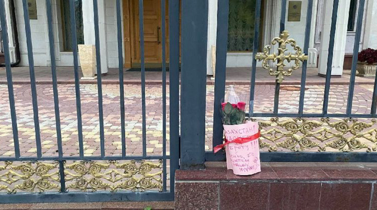 Россияне несут цветы с благодарностью к посольству Казахстана