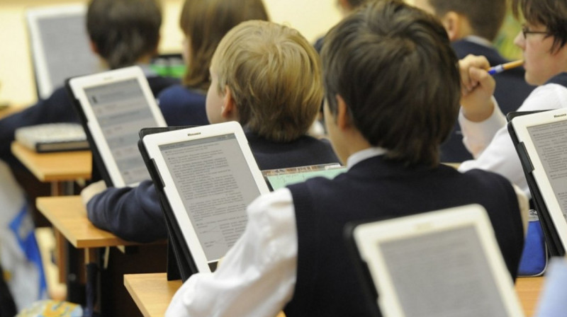 Сельских школьников Казахстана снова снабдят планшетами