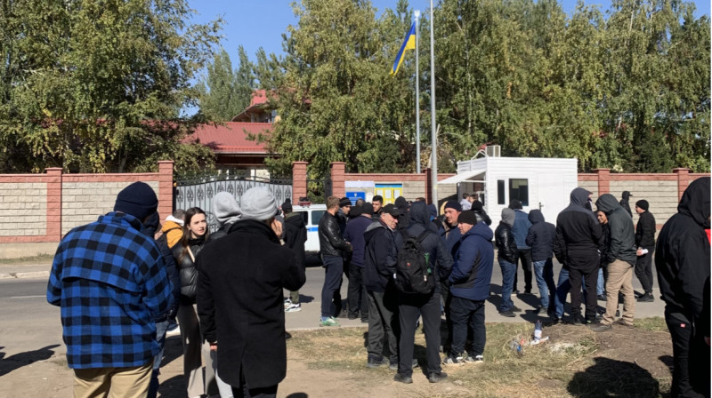 Зачем нам воевать со своим народом: крымские татары массово пытаются выехать из Казахстана