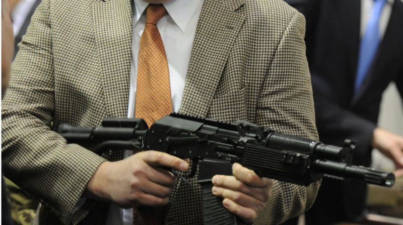 Депутаты Кыргызстана ходили по парламенту с оружием, которое раздавали прямо в здании