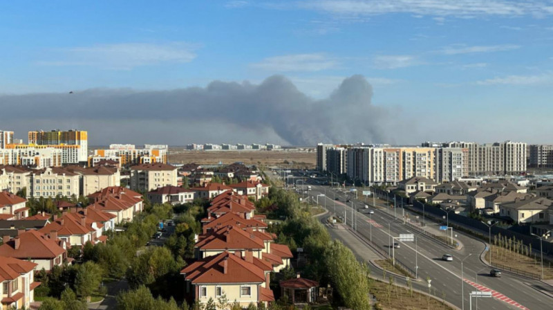 В Астане разгорелся сильный пожар в районе аэропорта