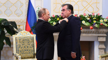 МИД Кыргызстана возмущен тем, что Путин наградил президента Таджикистана
