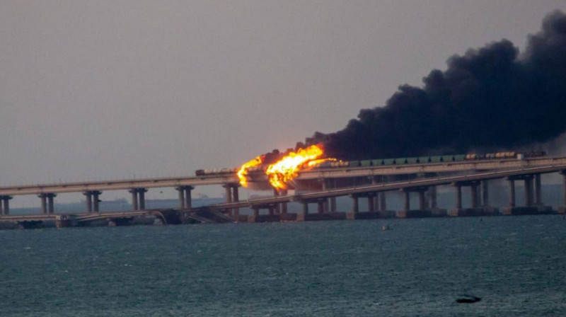 Взрыв прогремел на Крымском мосту. Он частично обрушился