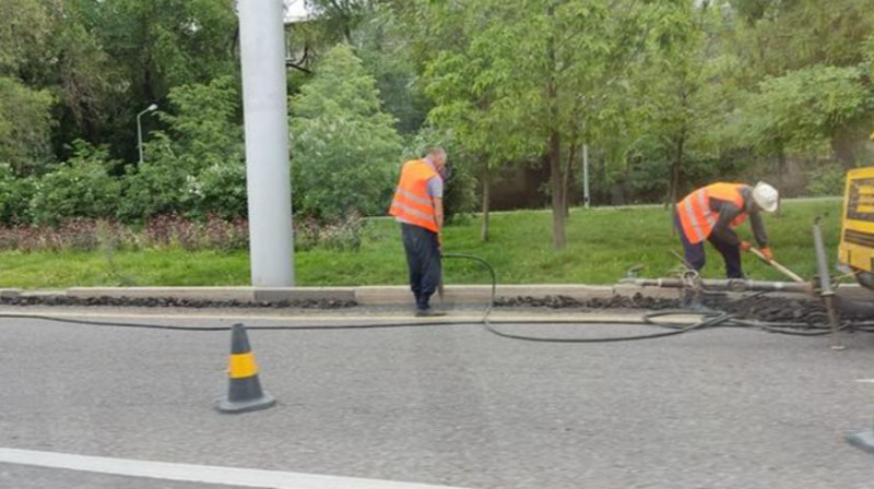 В Алматы миллиарды зарабатывают одни и те же компании по замене новых бордюров