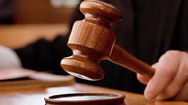 Суд прекратил дело против жительницы Тюмени из-за надписи «Нет в***е»