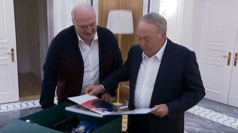 "Это вот мы втроем": Назарбаев подарил Лукашенко альбом с их фото с Путиным