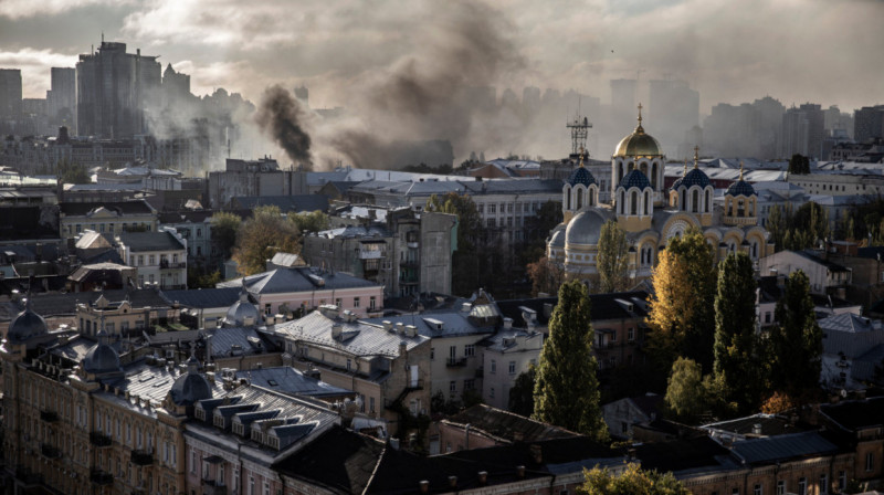 По Киеву снова стреляют оккупанты. Центр города затянуло дымом и смогом