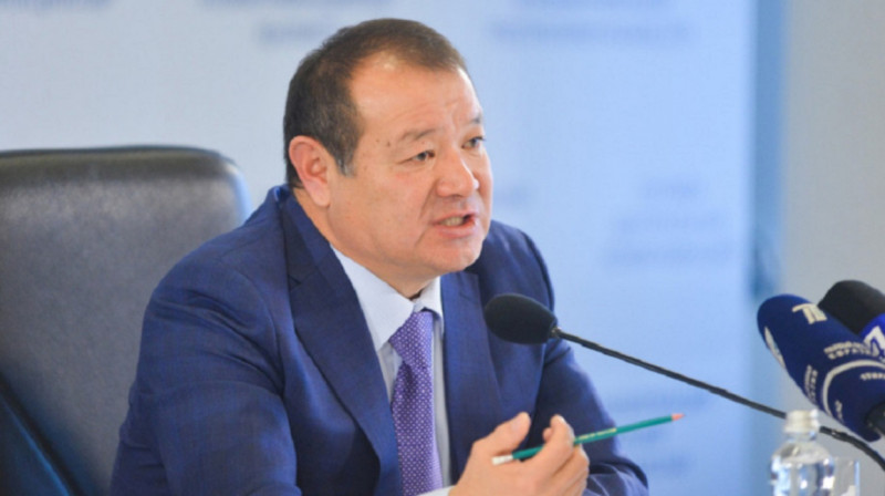 Отвечающий за сферу транспорта министр Ускенбаев предпочитает ходить пешком