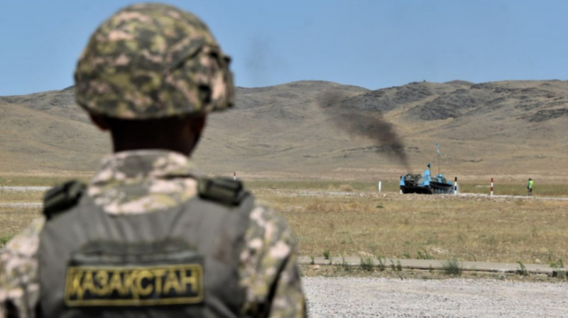 Казахстанцы жалуются, что им приходится платить кредиты даже в армии