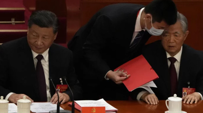 Бывшего лидера Китая Ху Цзиньтао силой увели из зала съезда партии