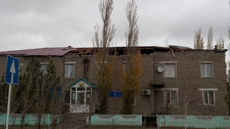 В Павлодарской области ветер сорвал часть крыши здания отдела образования