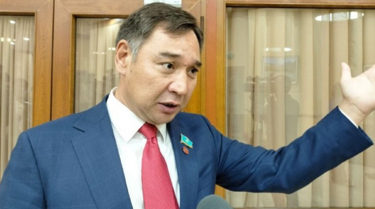 Депутат Айбек Пайяев сложил полномочия. Он предлагал депортировать россиян-правонарушителей