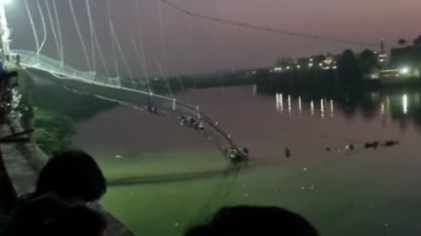 В Индии обрушился мост, погибло более 100 человек