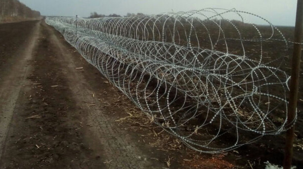 Польша отгораживается от России колючей проволокой