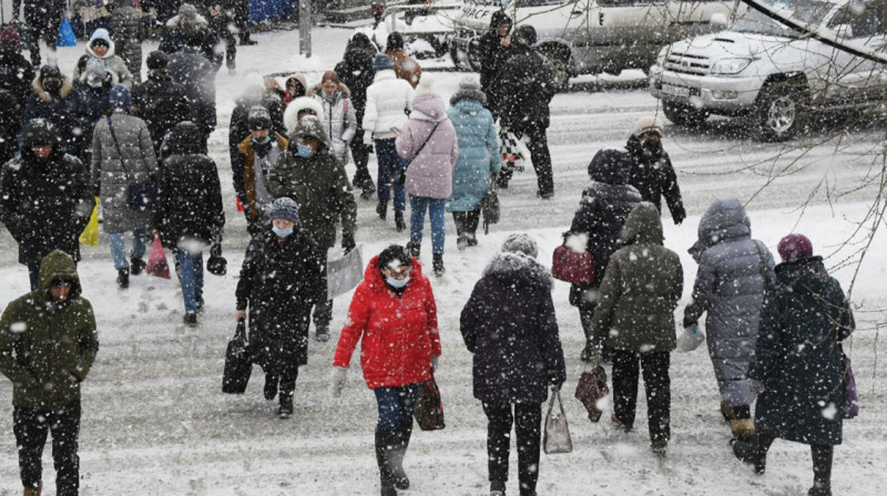 Аварии, отключение света и закрытие дорог: как казахстанцы страдают от снега осенью