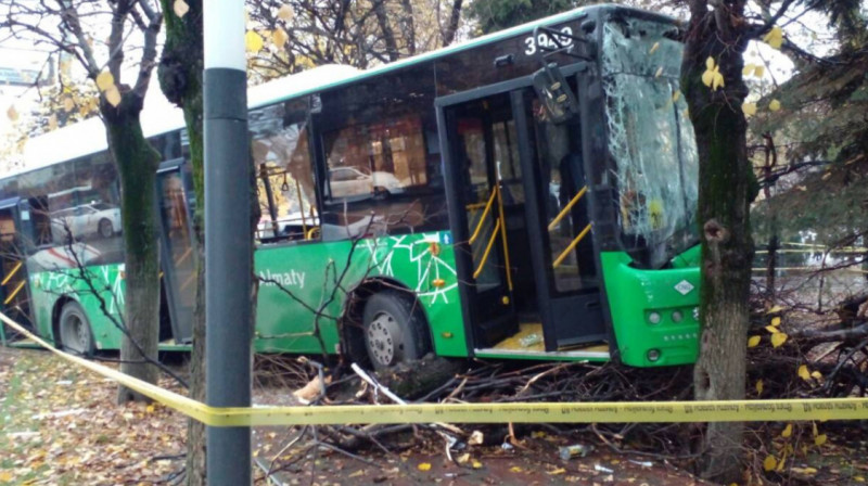 Один человек погиб, 15 пострадали: в Алматы столкнулись два автобуса